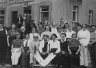 119  Group outside &#39;The Fountain Inn&#39; - picture from the Tomlinson family